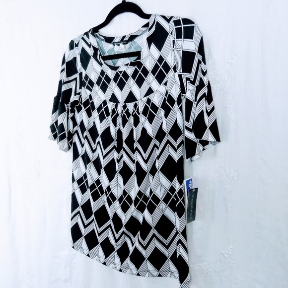 Rampage Bell Sleeve Top NWT 🎉Host Pick🎉 - Picture 3 of 7